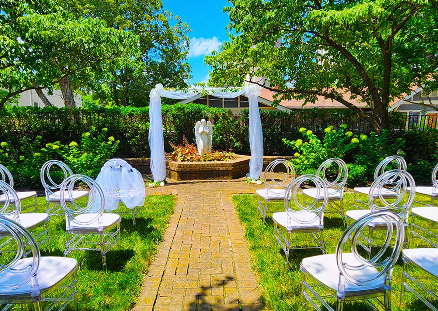 Outdoor wedding reception area in Bowling Green ky
